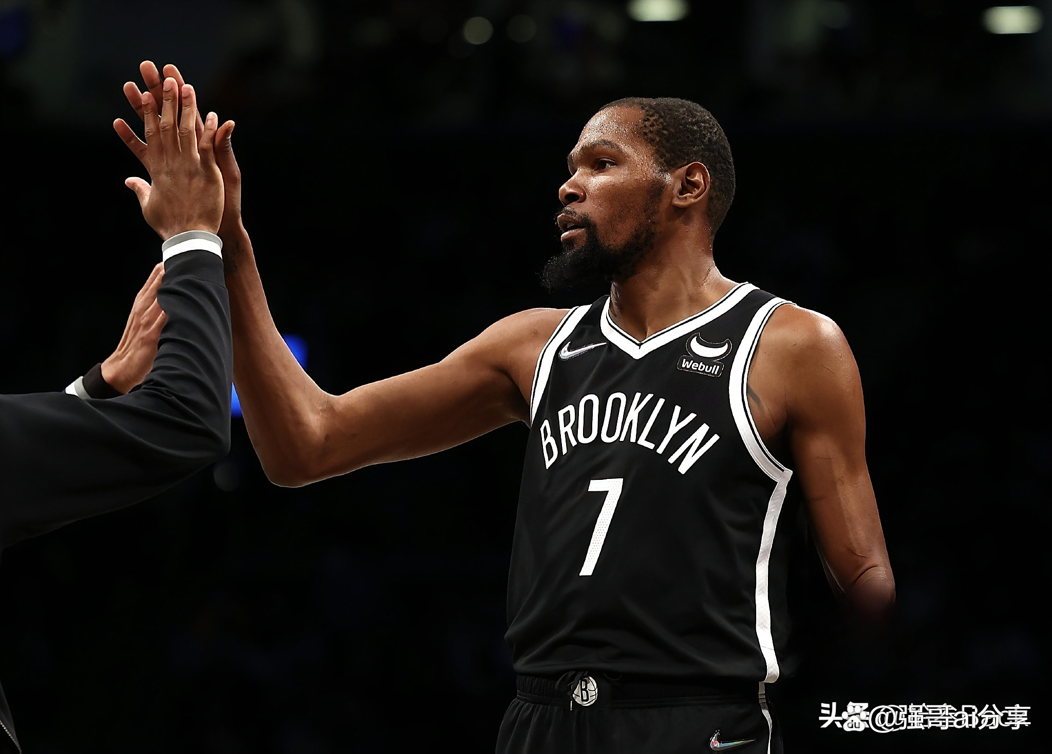 关于杜兰特回归赛场，问鼎冠军首场状态亮眼，曼联观众沸腾！的信息